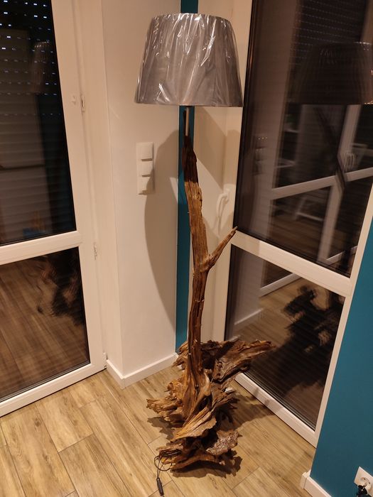 Lampa podłogowa z drewna