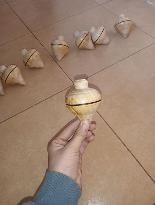 Piões em madeira