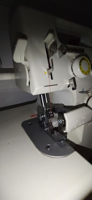 Máquina de costura corta e cose