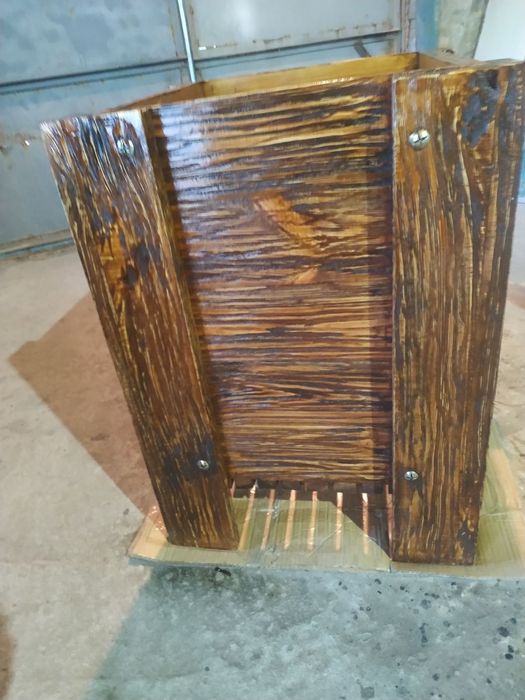 Кашпо для туи из натурального дерева.