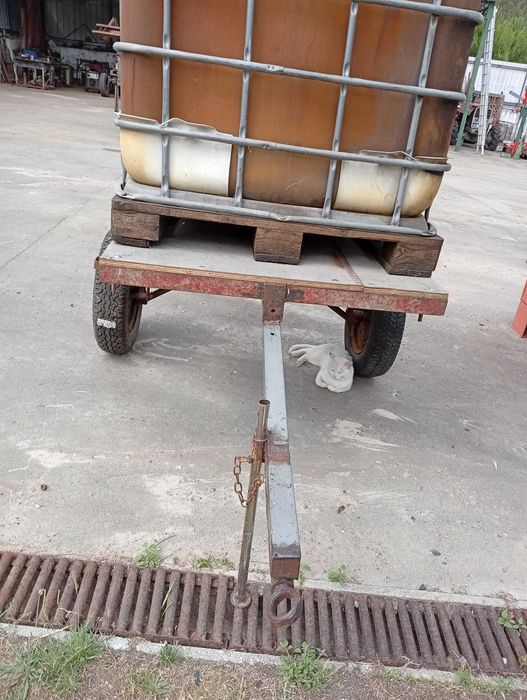 Atrelado com depósito de 1000 litros