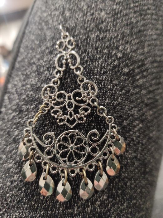 Piękne metalowe kolczyki w stylu Boho