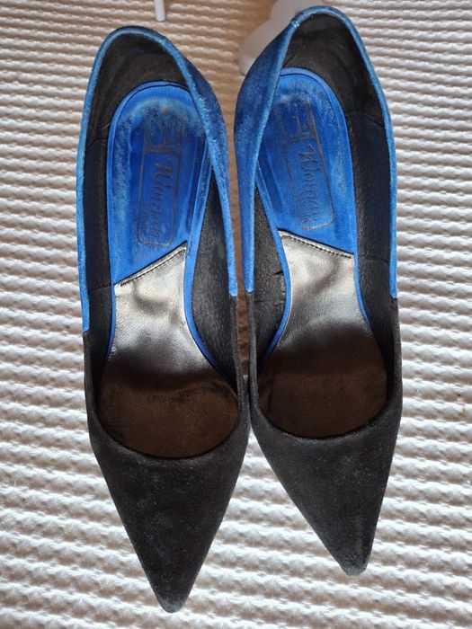 Sapatos azuis e pretos.