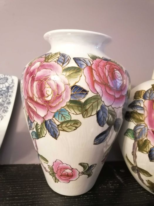 Wazon i amfora z pięknymi różami