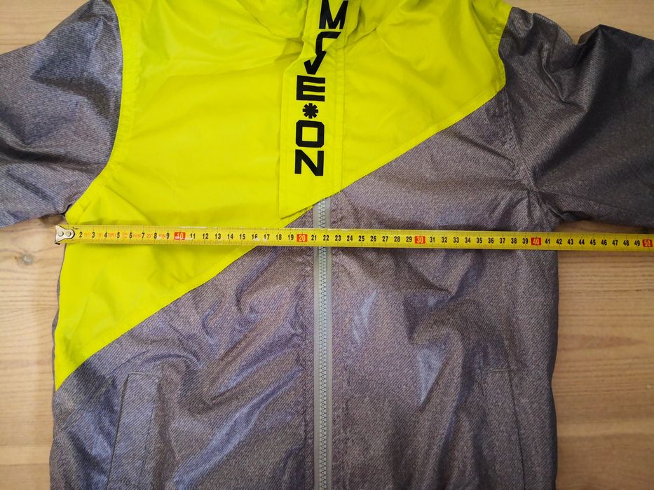 Kurtka przeciwwiatrowa.