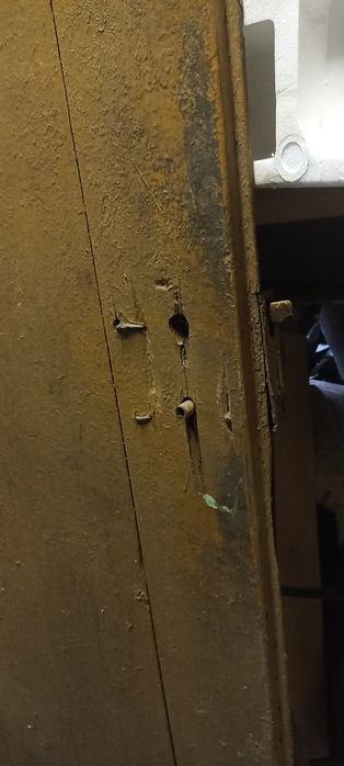 Drzwi drewniane zabytkowe . Zawiasy kute