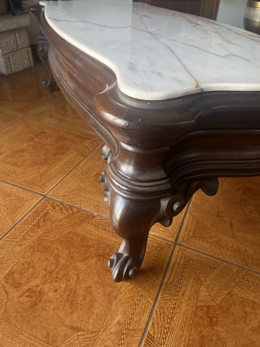 mesa central com tampo em mármore