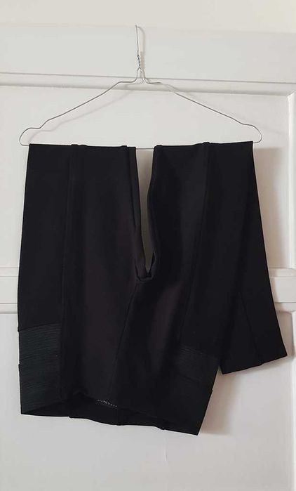 Leggings em cor preta com elásticos nas ancas tecido forte