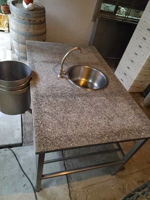 Banca em aço inox e tampo de GRANITO (com lavatório)