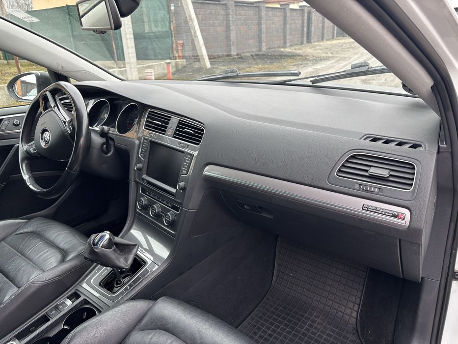 Торпедо панель подушка штора руль магнітола VW Golf 7 комплект