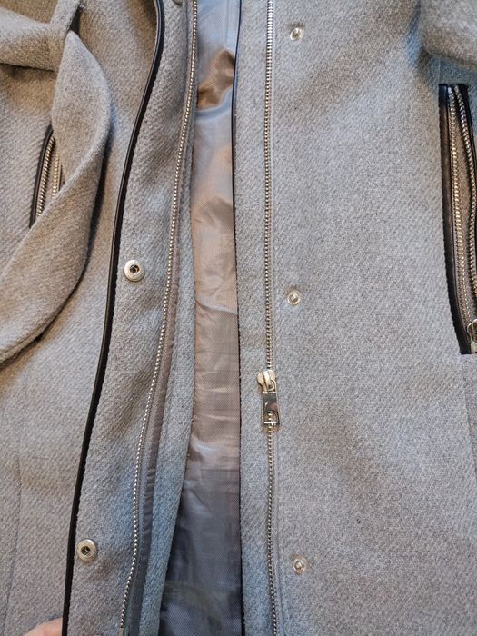 Płaszcz jasnoszary z wiązaniem