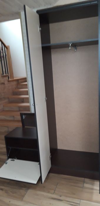Прихожа шкаф із тумбою і дзеркалом в дуже хорошому стані