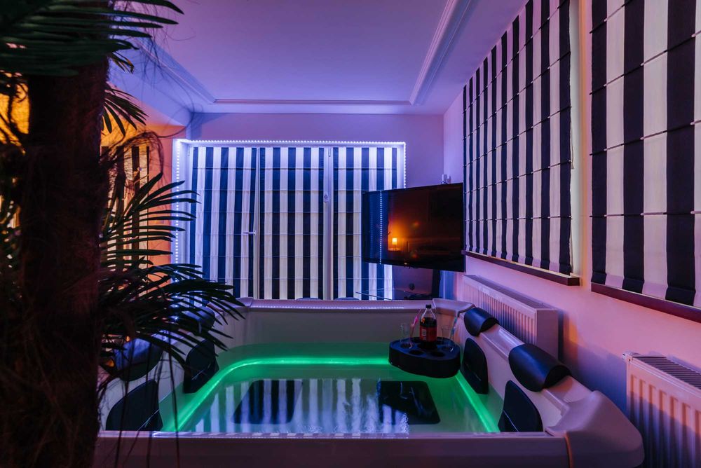 Apartament Domek Nastrojowy LOVE SPA JAUCUZZI w pokoju na wyłączność na życzenie śniadanie do pokoju strefa grill wypoczynek jacuzzi  rowery E-bike