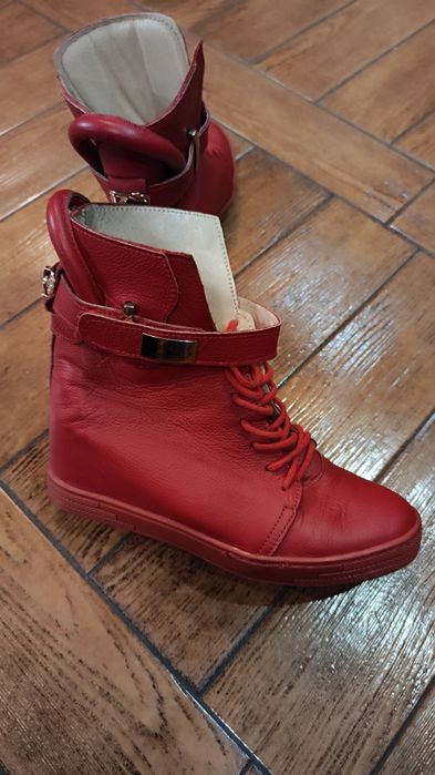 Buty z czerwonej skóry