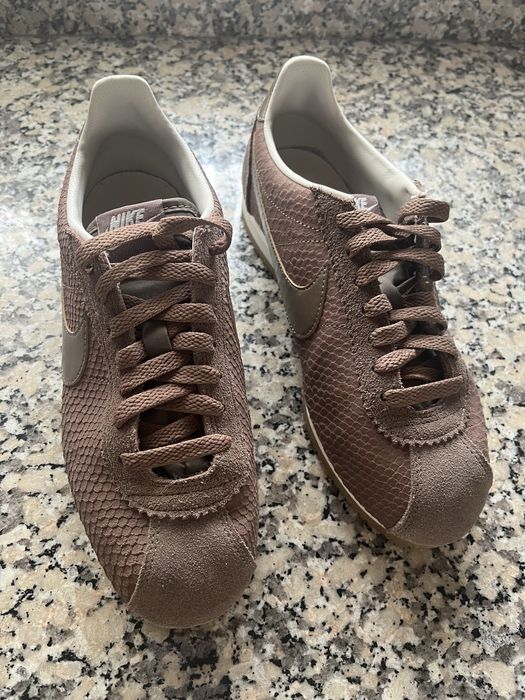 Ténis Nike Cortez castanho texturado