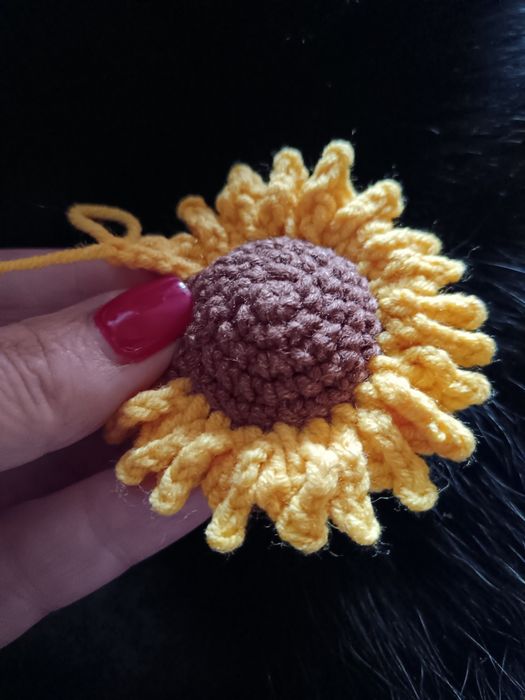 Kwiatek na szydełku, brelok, rękodzieło, handmade