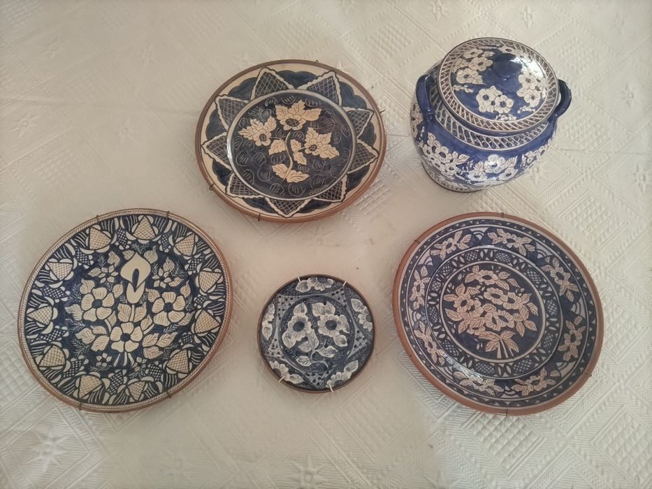 Pratos e pote com tampa rústicos em barro pintado