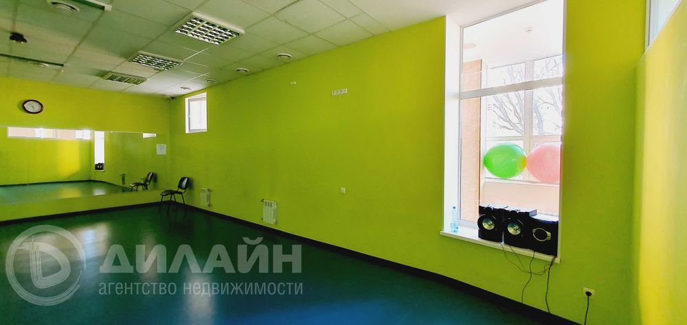 Здание на Южном микрорайоне, на фасаде улицы