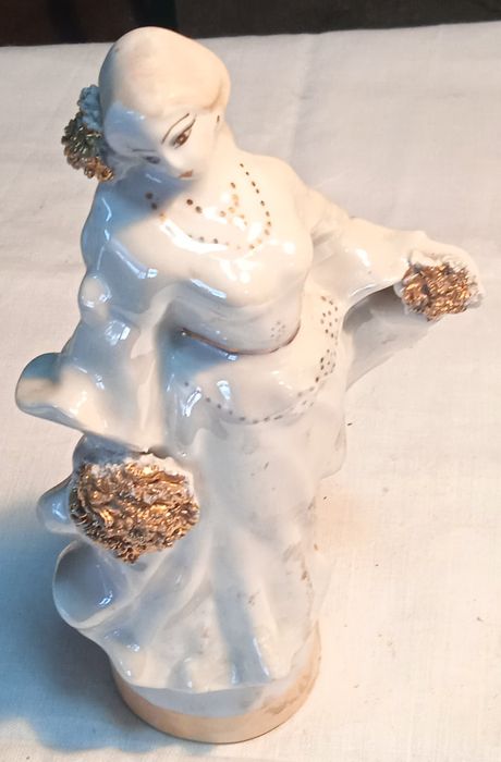 Статуэтка Девушка с цветами