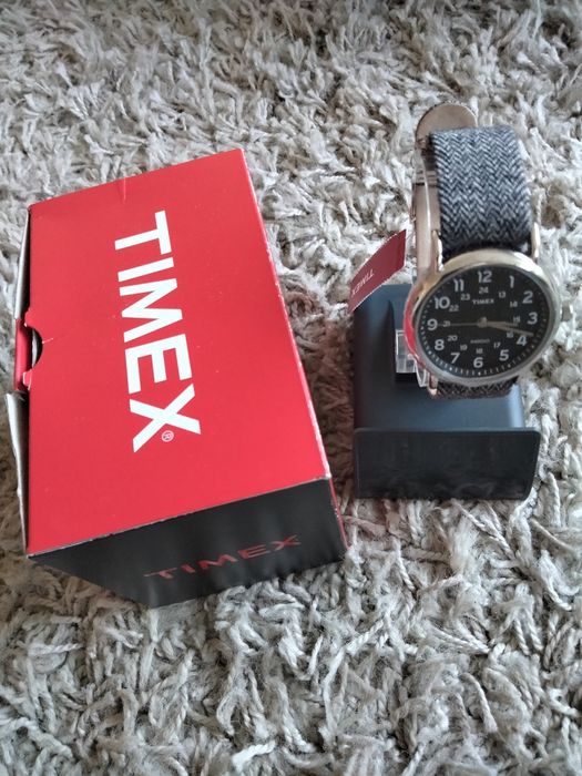 Relógio da Timex com bracelete em xadrez.64284974171010121