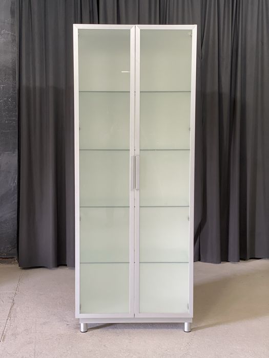 Witryna IKEA biała z matowym szkłem i szklanymi półkami