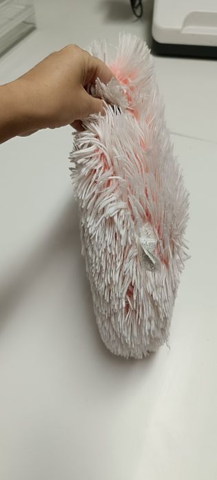 Almofada peluda cor de rosa usada