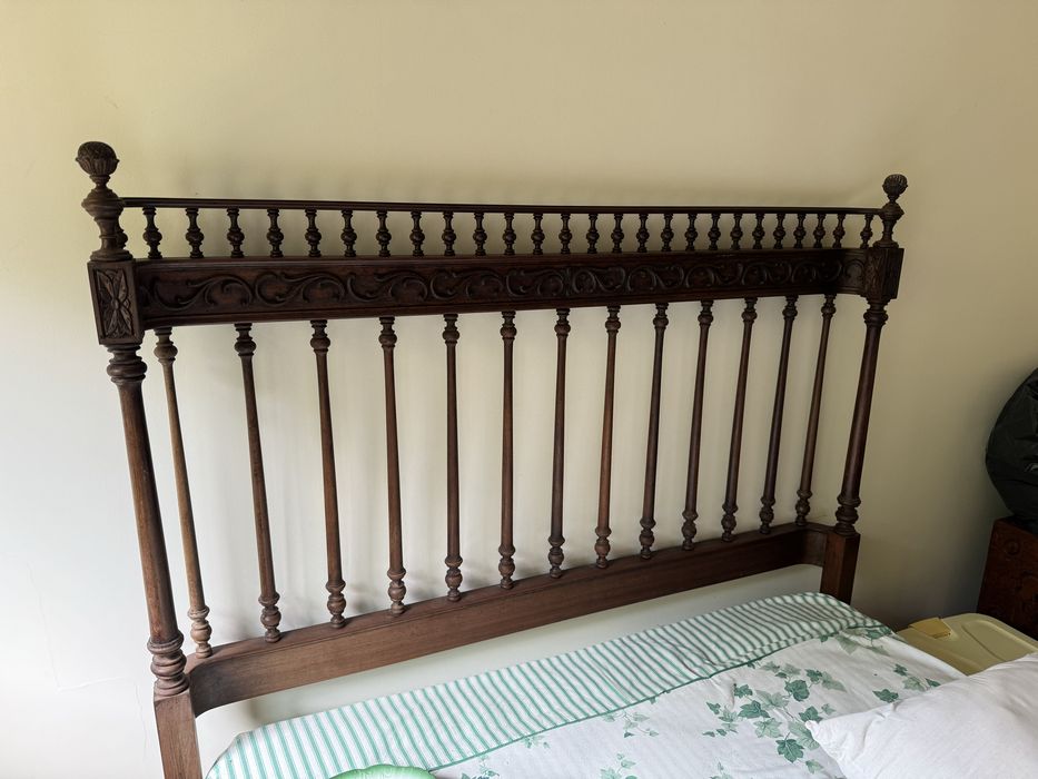 Cama em madeira maciça