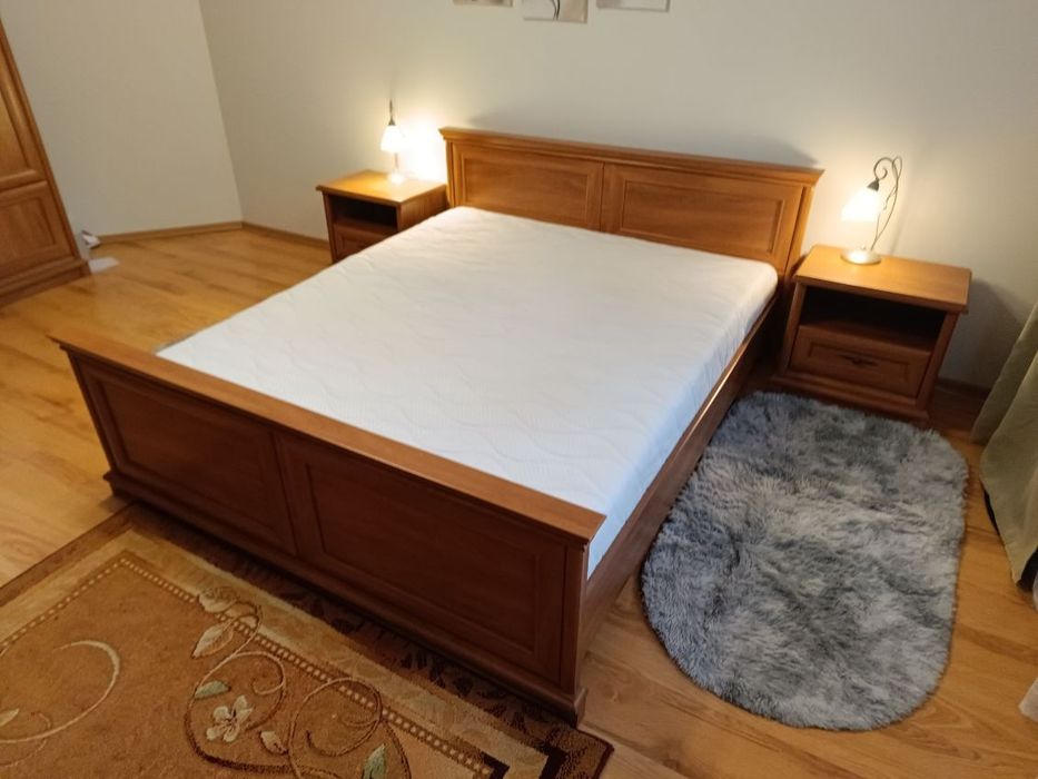 Łóżko z materacem i szafki nocne