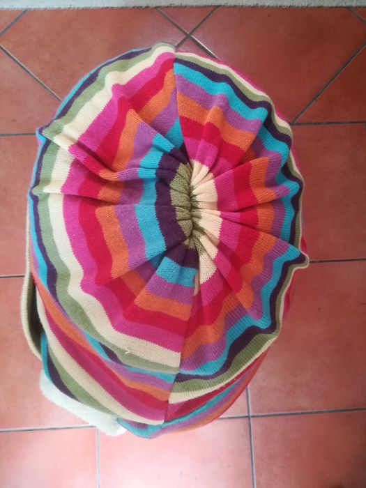 Peluche / puff, ovelha aveludado com carapuço.