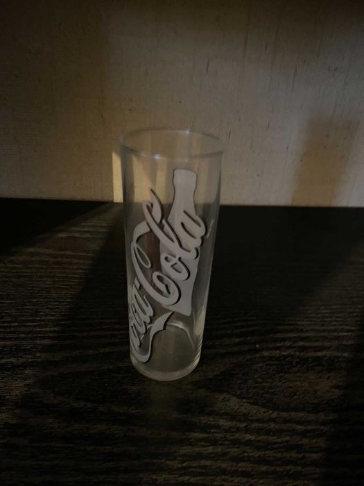 copo coca cola transparente com letras brancas