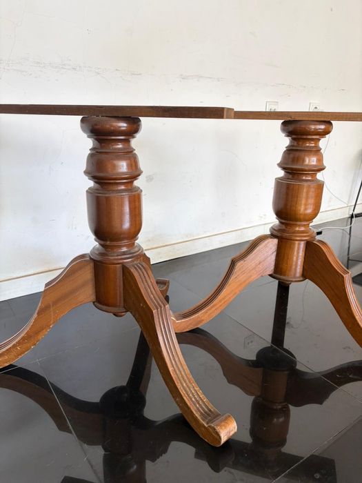 8 cadeiras e dois pés de mesa