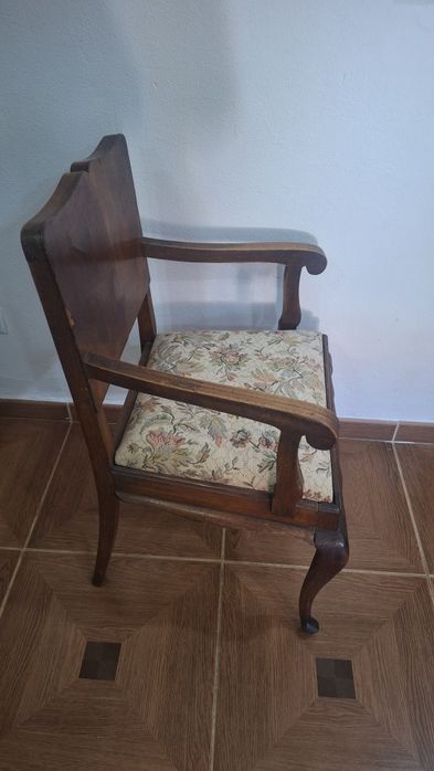 Cadeirão com braços madeira maciça