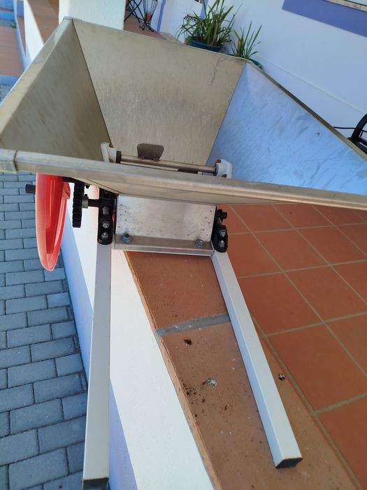 Máquina manual para esmagar uvas