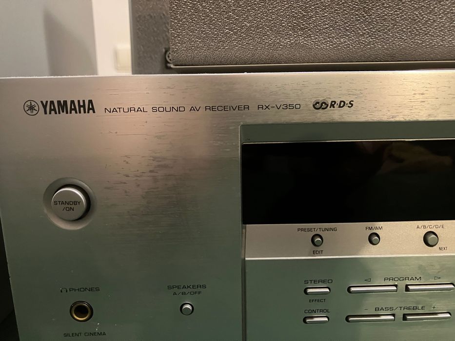 Sistema de som com amplificador e colunas Yamaha