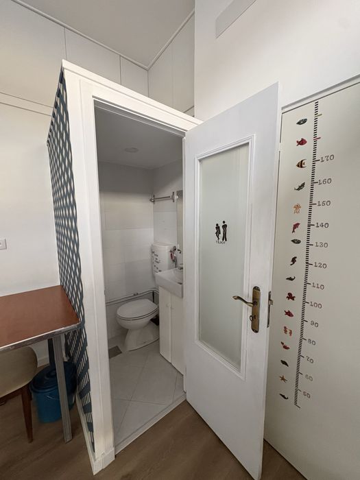 Loja / Escritório Renovado – 12 m² – Montras para a Rua