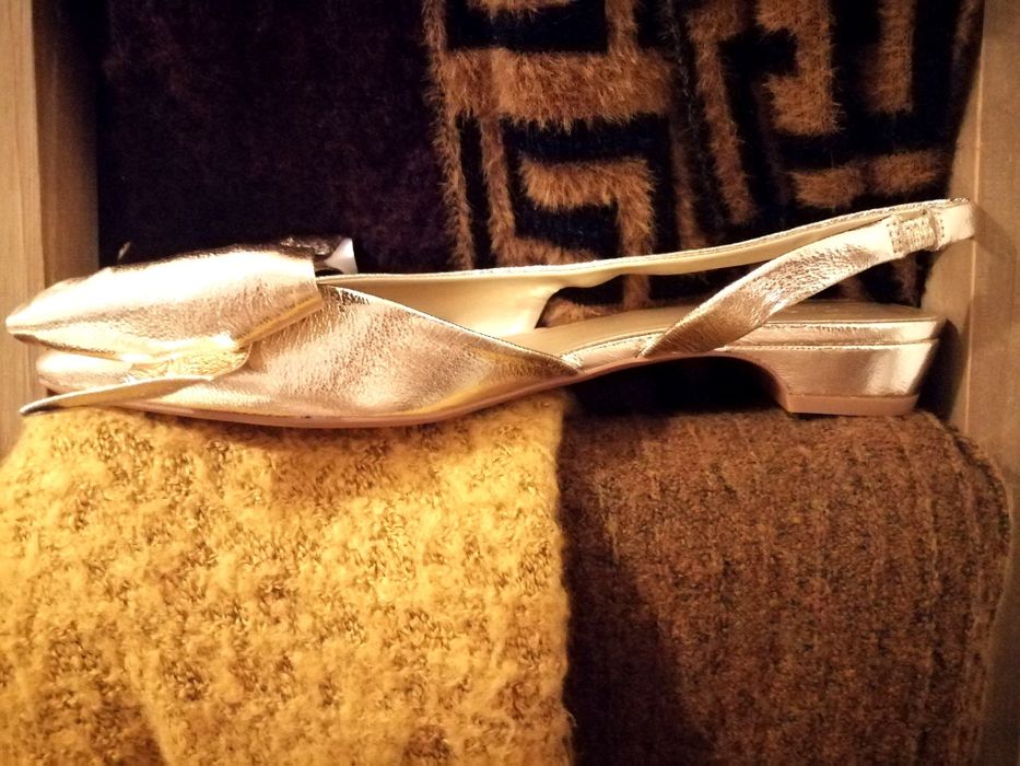 Sapato dourado com laço