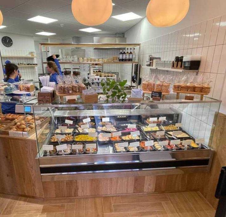 Холодильна вітрина під м'ясо,ковбаси,рибу,сир,кулінарію.Гнуте скло/КУБ