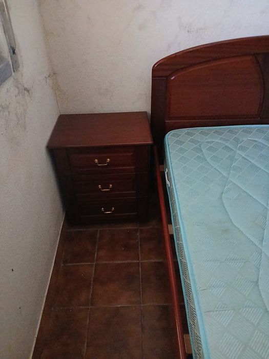 Cama de de   casal  com 2 mesinhas de cabeceira