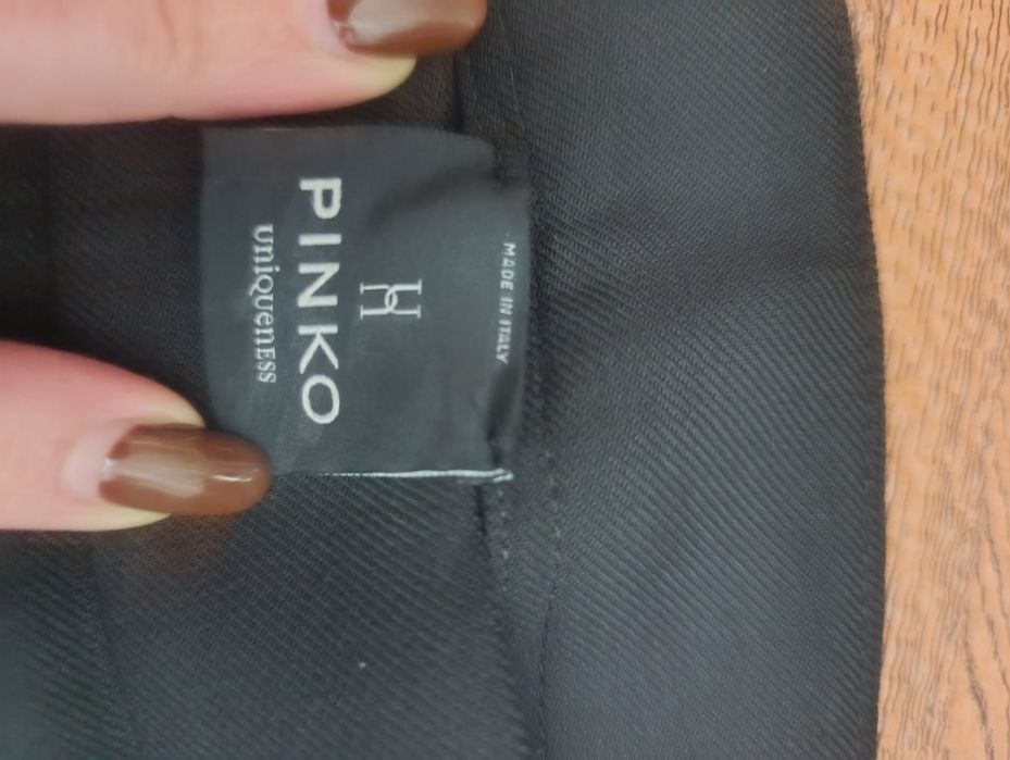 Calça Preta  Pinko , pormenores dos lados, fecho lado tamanho38 italia