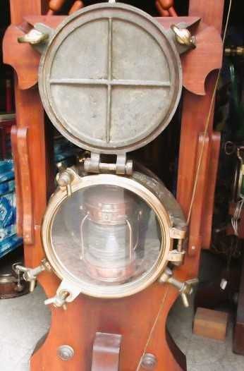 Vigias ferro e bronze, candeeiro em cobre e sino em bronze, raro.