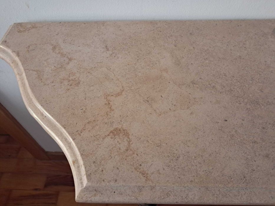 Aparador Clássico em Madeira talhada com tampo de Mármore. Classic antique credenza/sideboard in carved wood and marble top
