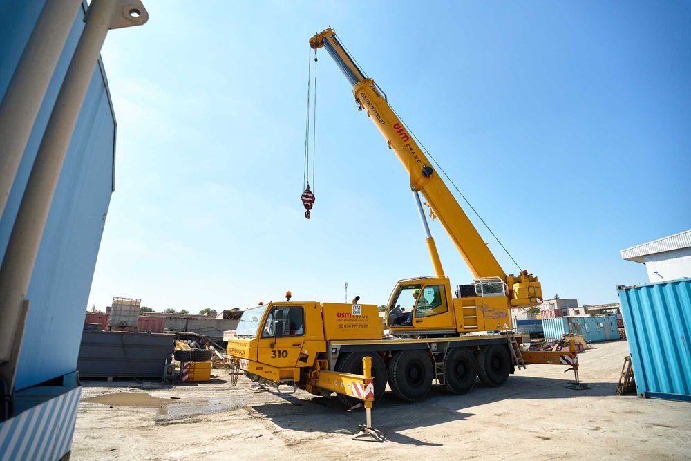 Навантажувально-розвантажувальні роботи автокранами 30 - 450 тонн та перевезення вантажів вагою до 250 тонн