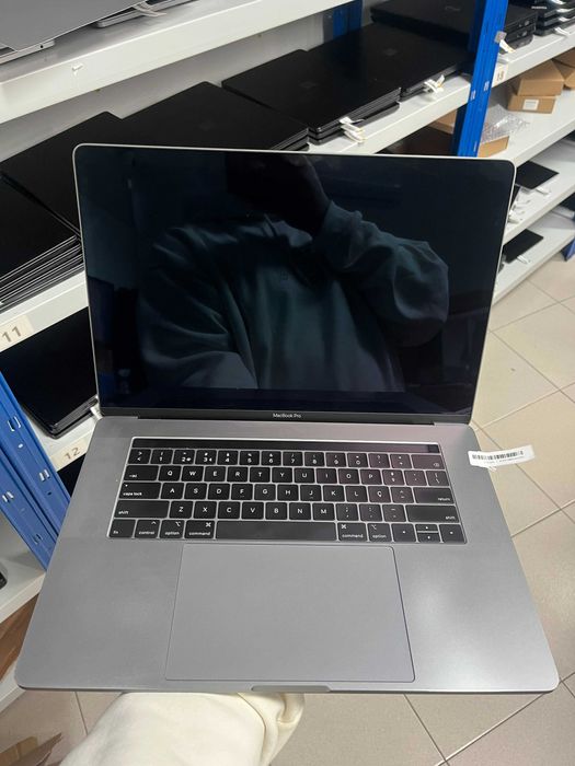 MacBook Pro 15" 2018 i7 16GB 500GB SSD Radeon 555X