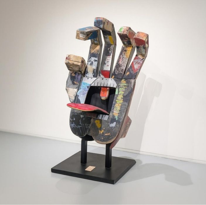 Unikatowa rzeźba współczesna wykonana z używanych deskorolek.