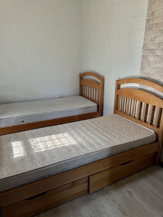 Продам два 1,5-спальні деревʼяні ліжка