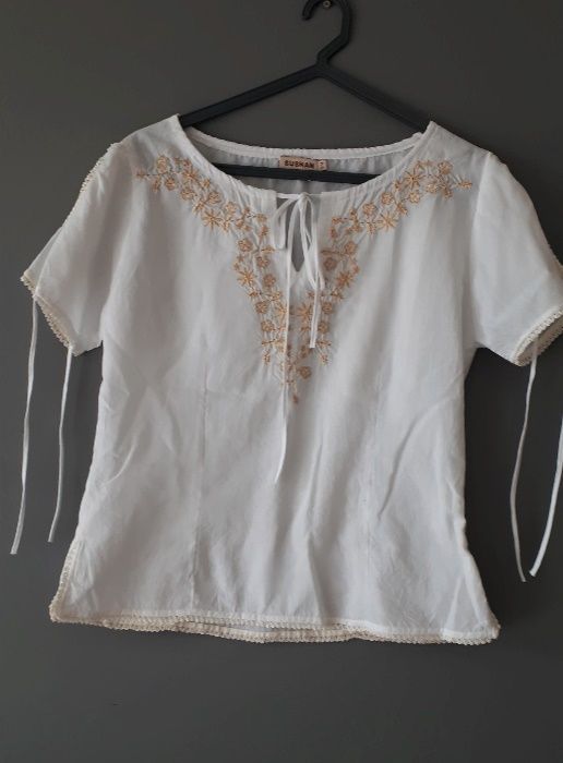 T-shirt branca com flores