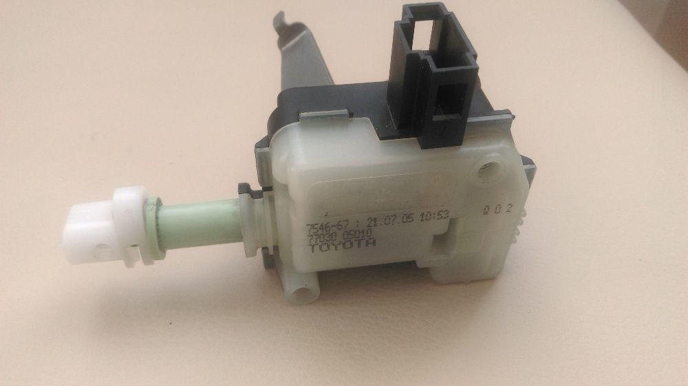 Механизм активатор привод открывания лючка бензобака Toyota Тойота.