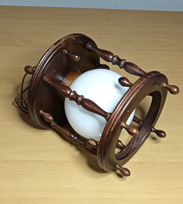 Candeeiro de teto em madeira