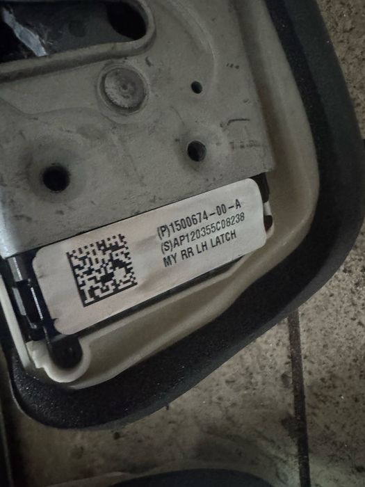 Tesla model y замки дверні