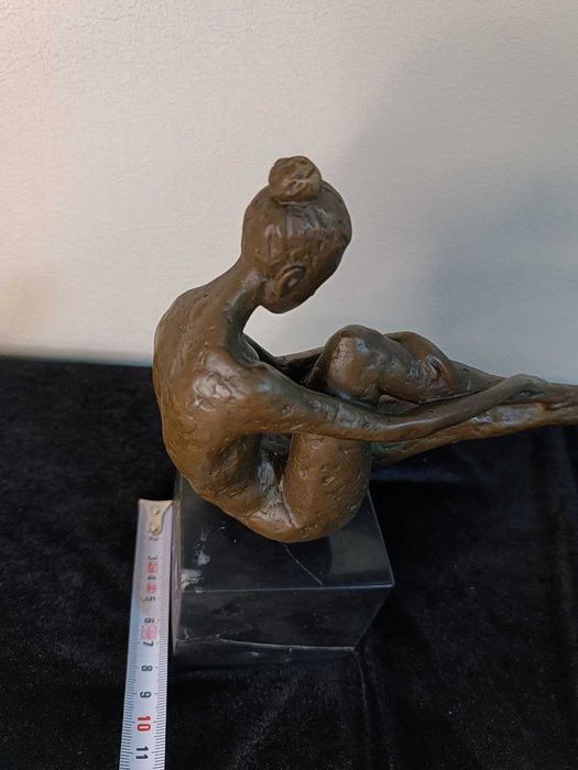 Бронза статуетка скульптура модерн гимпастка девушка женщина мрамор